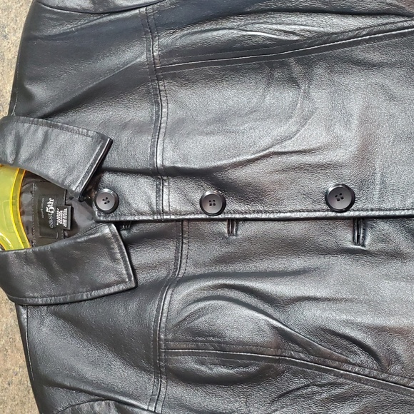 Black Leather Jacket with Relaxed Fit and Full-Length Sleeves - Picture 5 of 6